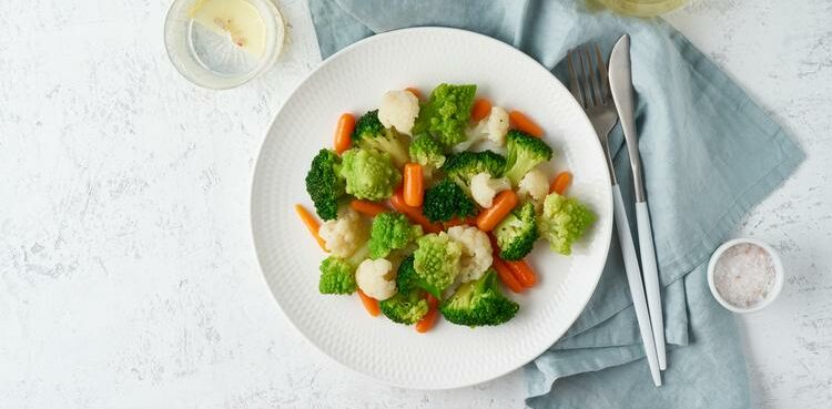 prato de comida com legumes saudáveis representando a alimentação intuitiva