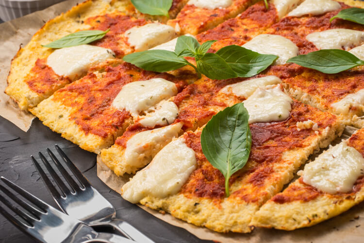 Aprenda a fazer pizza de couve-flor deliciosa e saudável