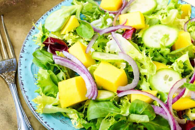 3 receitas práticas de salada tropical para incluir no seu cardápio
