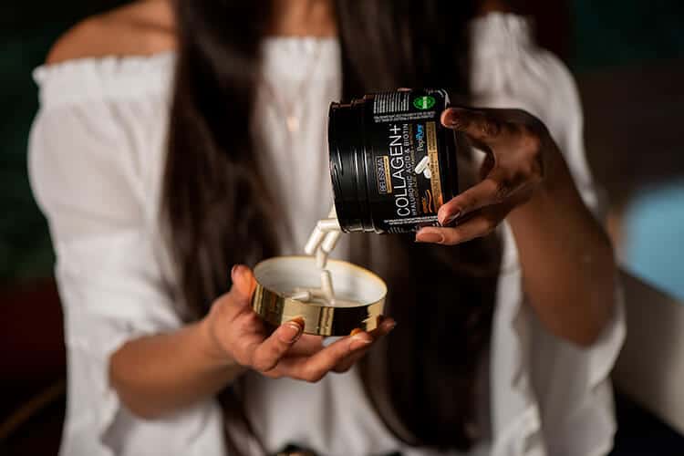 mulher segurando embalagem de collagen+, nutricosmético potente para complementar o cardapio com comidas de festa junina