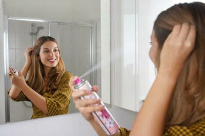 Descubra o que é, benefícios e como usar shampoo a seco!