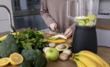 mulher cortando frutas para fazer receitas para dieta low carb