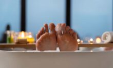 mulher fazendo spa dos pés em casa